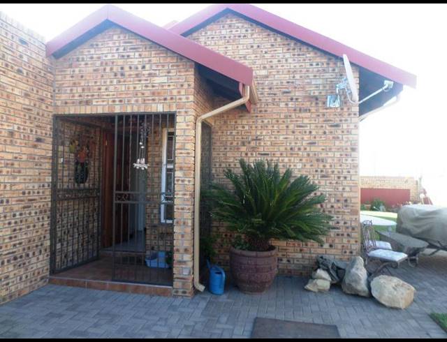 3 BEDROOM TOWNHOUSE FOR SALE IN RIVERSDALE